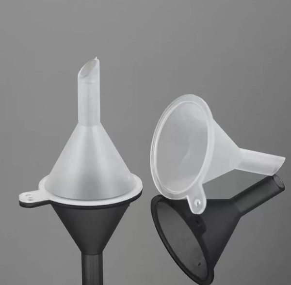 MEDIUM PLASTIC FUNNEL