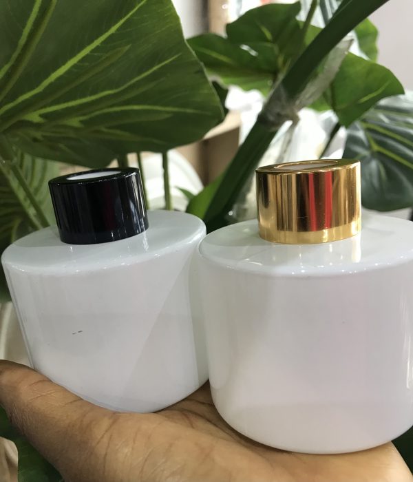 White round matte and glossy diffuser bottle